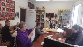 Трудотерапия на приусадебном участке и в теплице - это основное направление в летний период для получателей социальных услуг из клуба "Вдохновение' и Трудовых мастерских,