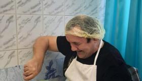 С утра в творческой мастерской "Умелые руки" шумно и весело!