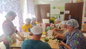 Вот и первый урожай огурцов, который принёс столько радости и удовольствия получателям социальных услуг из клуба по интересам "Вдохновение" и Трудовых мастерских!