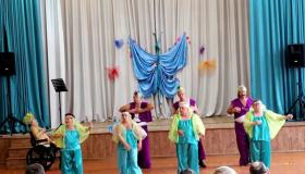 Сегодня 28 августа прошёл отчётный концертный танцевальной группы "КарабасБарабас", дебютантки Шатуновой Любови и солистов нашего дома- интерната Михасёвой Светланы, Тетёркиной Галины