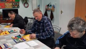 Сегодня участники мастерской " Умелые руки" окунулись в мир пластилинографии