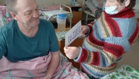 На отделении милосердия руководитель « Творческих мастерских» Чимчиева В.В. и волонтёр Буйвол Раиса провели удивительно теплое поздравление